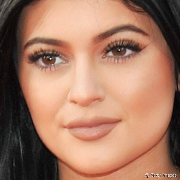 O batom marrom opaco combinado com longos cílios postiços, compuseram a make de Kylie Jenner para o Much Music Video Awards de 2014